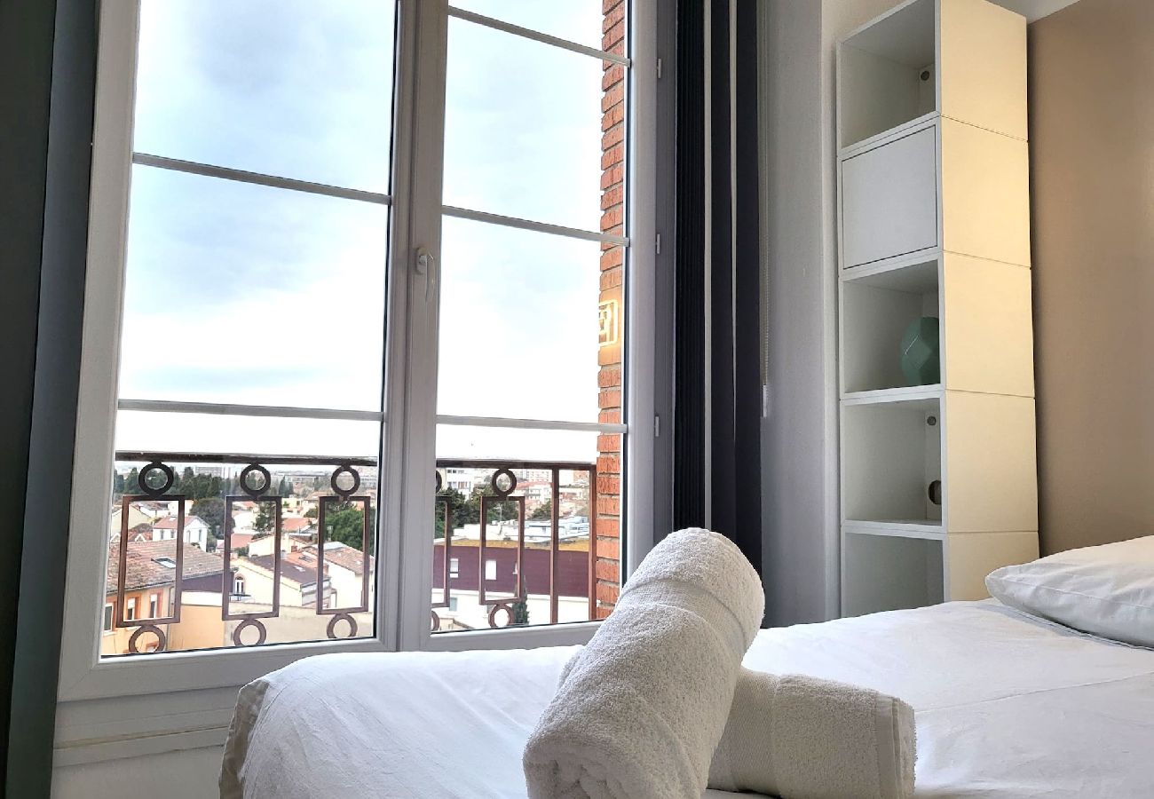 Appartement à Toulouse - FAC 4 · Tram au pied l'immeuble- Parking free - mé